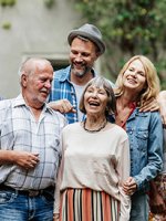 Pflegeversicherung – Eine glückliche Familie mit mehreren Generationen lässt sich fotografieren.