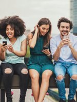 VRK Tipps & Infos – Junge Menschen, die sich mit Ihrem Handy informieren